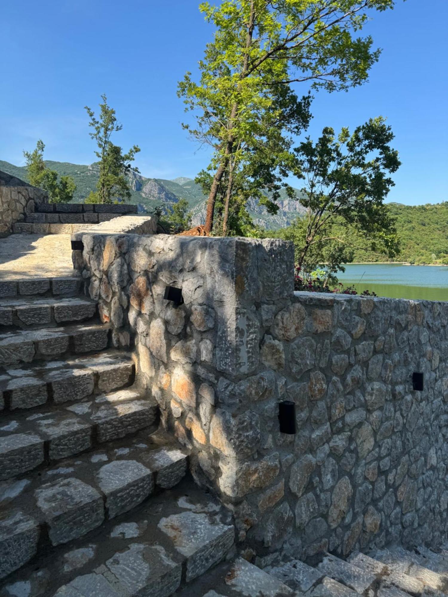 Agora Farmhouse Koman Exterior foto